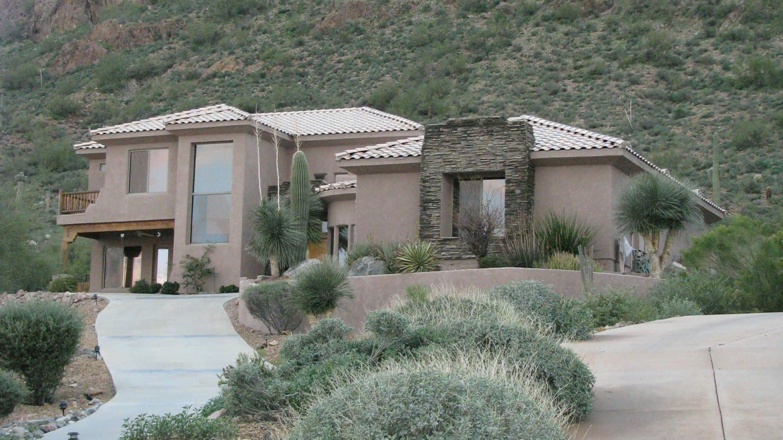 Stucco homes below red rock cliffs